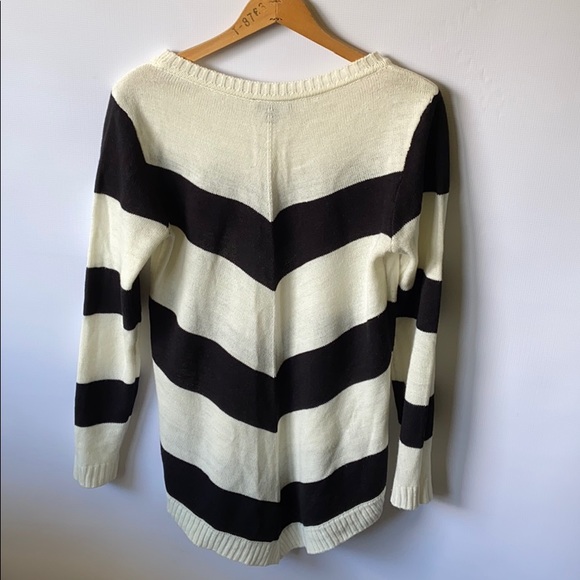 Chevron Pattern Sweater - Picture 3 of 4
